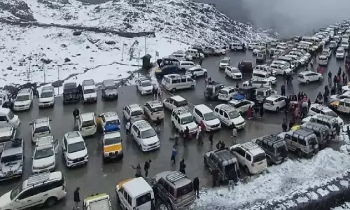 Sikkim : हितधारकों के विरोध के बाद मोटर वाहन विभाग ने कर की दरों में 20 प्रतिशत