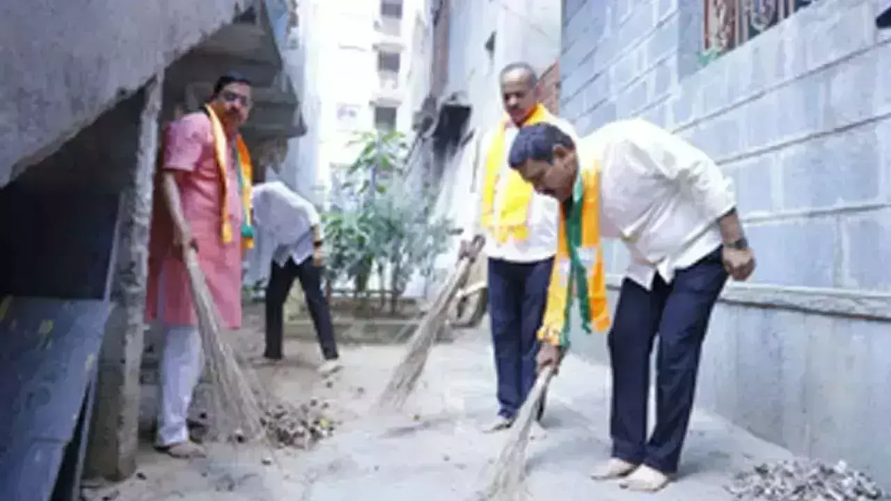 केंद्रीय मंत्री जोशी, BJP प्रमुख विजयेंद्र ने गांधी जयंती पर मंदिर की सफाई की केंद्रीय मंत्री जोशी, BJP प्रमुख विजयेंद्र ने गांधी जयंती पर मंदिर की सफाई की
