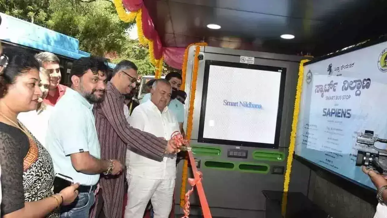 सैनिटरी पैड और AI निगरानी के साथ खुला स्मार्ट बस स्टॉप सैनिटरी पैड और AI निगरानी के साथ खुला स्मार्ट बस स्टॉप
