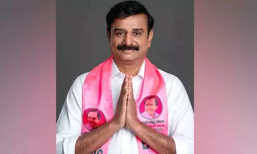 कांग्रेस कार्यकर्ताओं ने Dubbaka MLA की गाड़ी पर अंडे और टमाटर फेंके कांग्रेस कार्यकर्ताओं ने Dubbaka MLA की गाड़ी पर अंडे और टमाटर फेंके