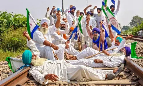 Punjab: किसानों ने किया ‘रेल रोको’ प्रदर्शन, ट्रेनों की आवाजाही प्रभावित