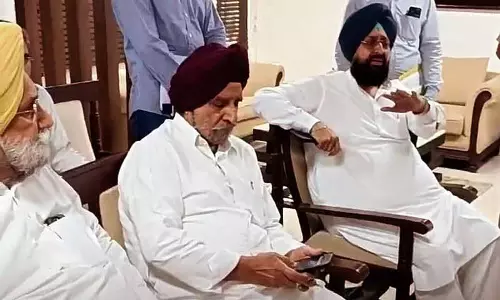 AAP ने गुरदासपुर डीसी को समर्थन दिया AAP ने गुरदासपुर डीसी को समर्थन दिया