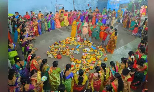 Adilabad में बतुकम्मा उत्सव भव्य तरीके से शुरू हुआ