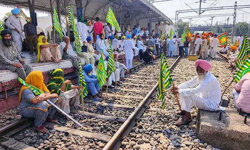 Punjab: किसानों के रेल रोको प्रदर्शन के दौरान फिरोजपुर में 17 ट्रेनें देरी से चलीं