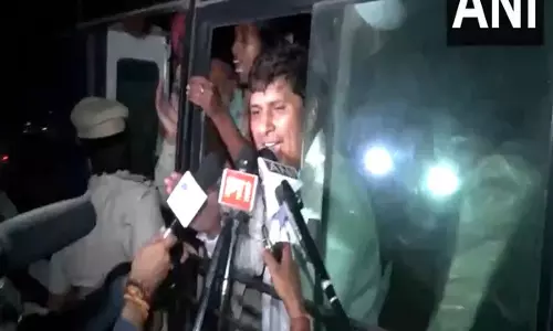 Saurabh Bhardwaj को बस मार्शलों की बहाली के लिए प्रदर्शन करते समय पुलिस ने हिरासत में लिया Saurabh Bhardwaj को बस मार्शलों की बहाली के लिए प्रदर्शन करते समय पुलिस ने हिरासत में लिया