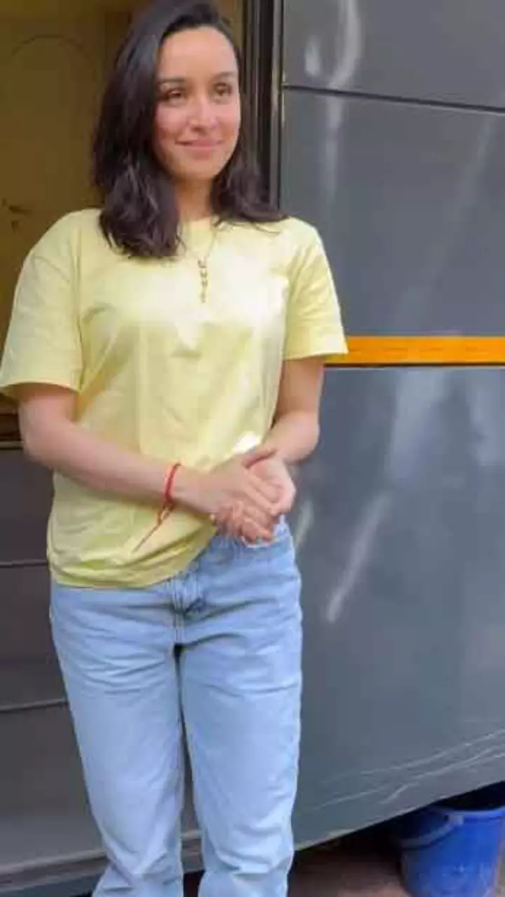 श्रद्धा कपूर वर्सोवा में शूटिंग स्थल पर देखी गईं