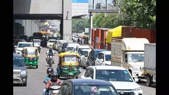 Noida: सेक्टर 59 मेट्रो स्टेशन के पास सड़क को चोक-पॉइंट में बदल दिया