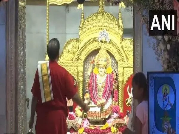 Navratri के दूसरे दिन दिल्ली के झंडेवालान माता मंदिर में आरती की गई