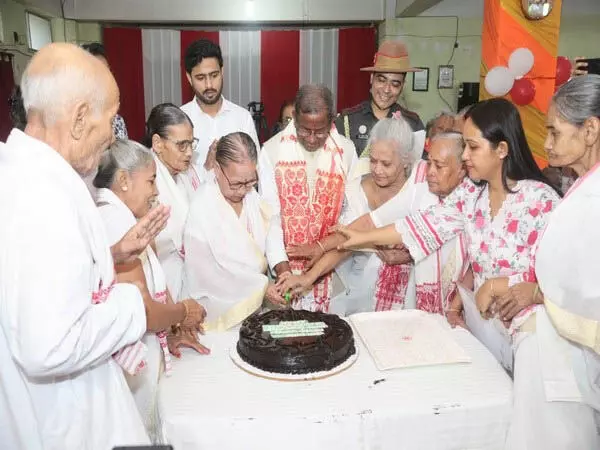 Laxman Prasad Acharya: महिलाओं के साथ मनाया अपना 70वां जन्मदिन