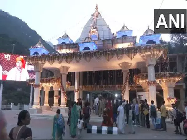 Navratri के दूसरे दिन देशभर के मंदिरों में पूजा-अर्चना के लिए उमड़े श्रद्धालु