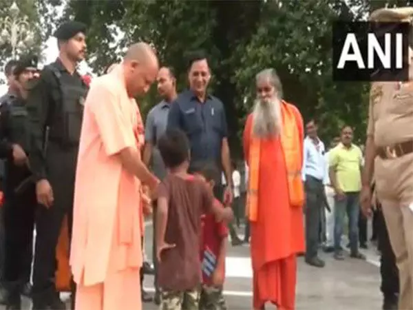 CM Yogi ने गोरखनाथ मंदिर में जनता दर्शन किया