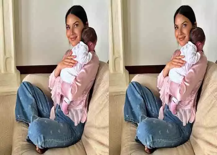 Olivia Munn ने स्तन कैंसर जागरूकता के समर्थन में नवजात शिशु के साथ अपनी तस्वीर साझा की