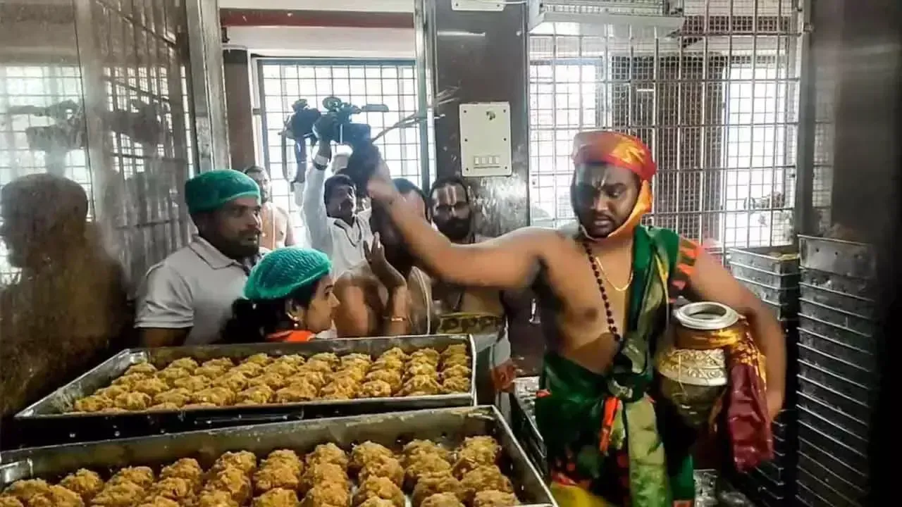 Andhra Pradesh: लड्डू विवाद याचिकाओं पर आज सुनवाई करेगा सुप्रीम कोर्ट