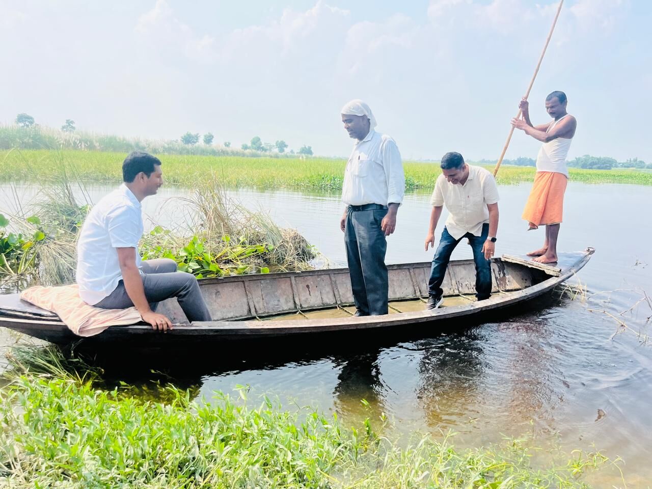 नाव पर सवार होकर Naib Tehsildar ने लिया बाढ़ से क्षतिग्रस्त फसलों का जायजा