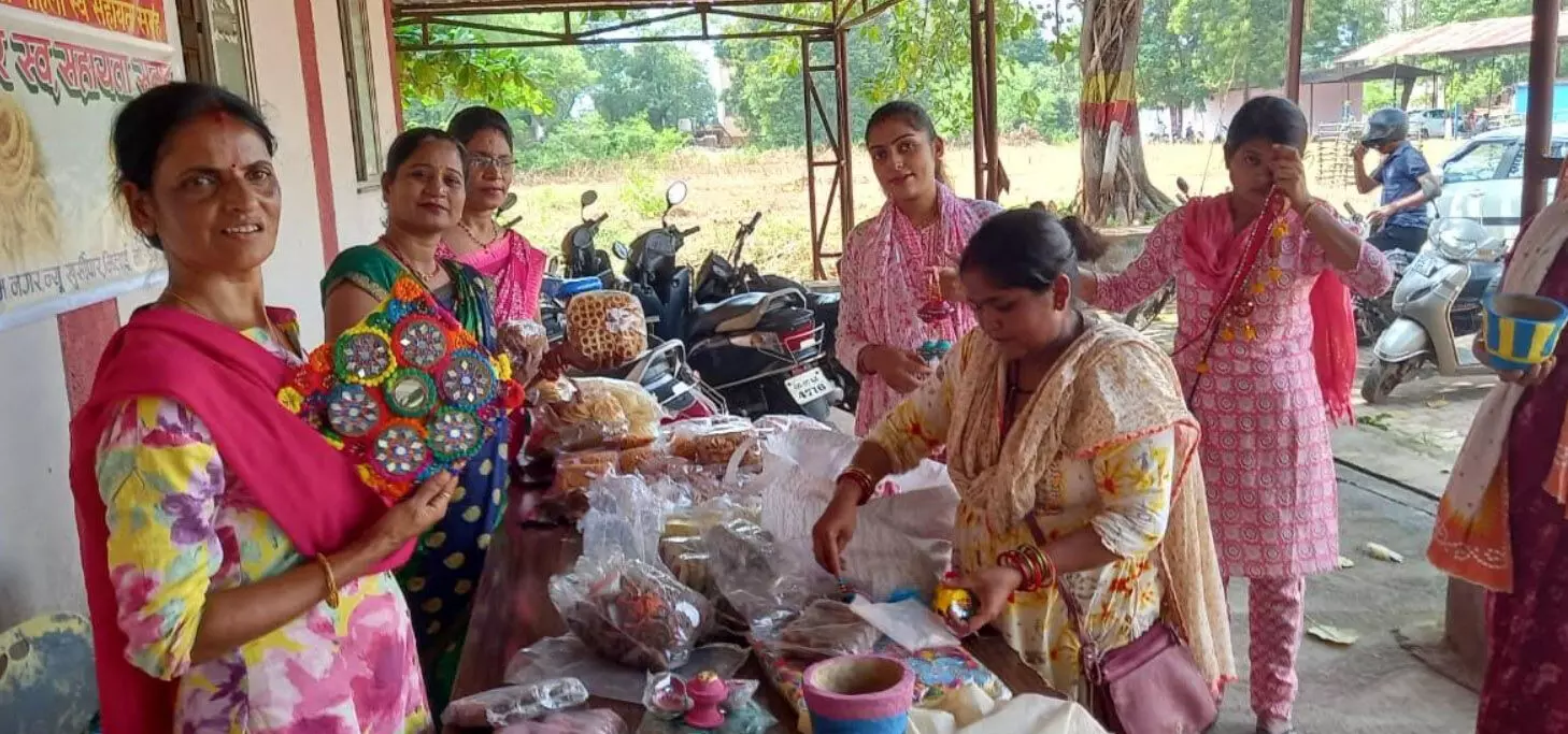 गोबर से बन रहा सजावटी समान