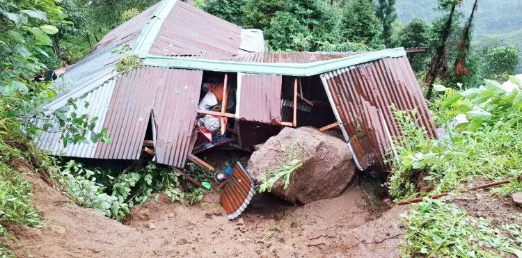 Sikkim :  पहाड़ी इलाकों में भूस्खलन से एक व्यक्ति की मौत, सड़कें बाधित