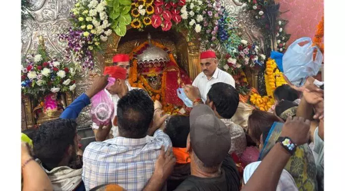 J&K में सैकड़ों श्रद्धालुओं ने माता दुर्गा के मंदिरों में दर्शन किए