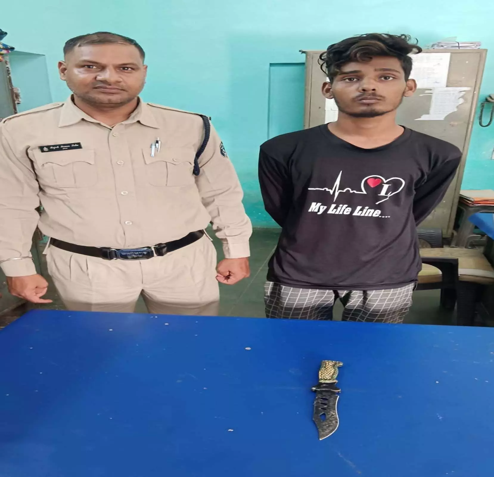 चाकू लेकर लोगों को डरा रहा था बदमाश, पुलिस ने किया गिरफ्तार