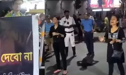 WB: प्रदर्शनकारियों द्वारा ‘कश्मीर मांगे आजादी’ के नारे लगाने के बाद एफआईआर दर्ज WB: प्रदर्शनकारियों द्वारा ‘कश्मीर मांगे आजादी’ के नारे लगाने के बाद एफआईआर दर्ज