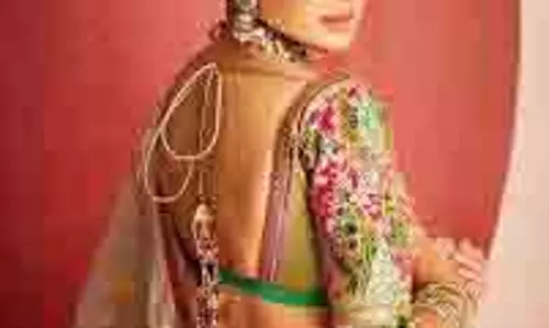Dandiya Look: डांडिया और गरबा के लिए इन एक्ट्रेसेस के लहंगा लुक से लें स्टाइलिंग टिप्स Dandiya Look: डांडिया और गरबा के लिए इन एक्ट्रेसेस के लहंगा लुक से लें स्टाइलिंग टिप्स
