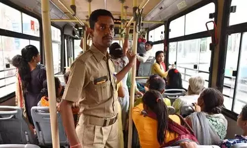 Delhi: दिल्ली में बस मार्शल मुद्दे पर आप और भाजपा में टकराव Delhi: दिल्ली में बस मार्शल मुद्दे पर आप और भाजपा में टकराव