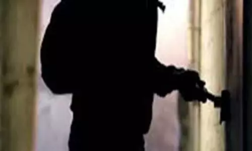 मालिक के यहां बड़ी लूटपाट कर नौकर दंपति फरार, खाना बनाने का करते थे काम