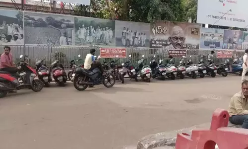 Andhra Pradesh: पार्किंग की समस्या को सुलझाने के लिए विशेष अभियान Andhra Pradesh: पार्किंग की समस्या को सुलझाने के लिए विशेष अभियान