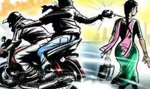 Ghaziabad: बाइक सवार बदमाश ने खेत में काम कर रही महिलाओं से लूटपाट की