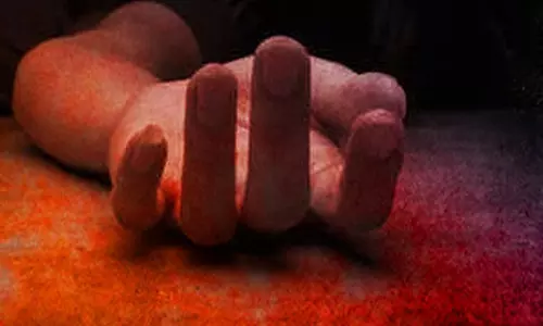 Ghaziabad: जीएच-7 सोसायटी के घर में बेटे के शव के साथ लेटे रहे बीमार पिता