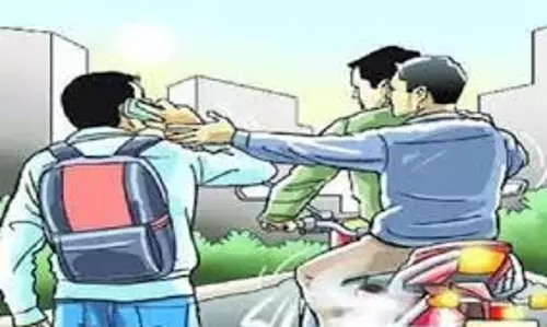 NCR Noida: बाइक सवार बदमाशों ने युवक-युवती का मोबाइल छीना NCR Noida: बाइक सवार बदमाशों ने युवक-युवती का मोबाइल छीना