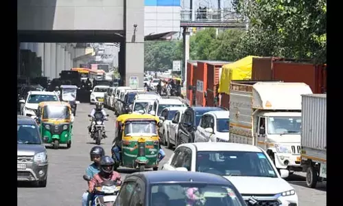 Noida: सेक्टर 59 मेट्रो स्टेशन के पास सड़क को चोक-पॉइंट में बदल दिया Noida: सेक्टर 59 मेट्रो स्टेशन के पास सड़क को चोक-पॉइंट में बदल दिया