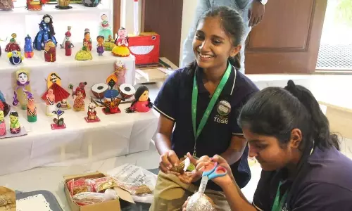 Karnataka: छात्रों ने कचरे से बनाई पारंपरिक गुड़िया Karnataka: छात्रों ने कचरे से बनाई पारंपरिक गुड़िया