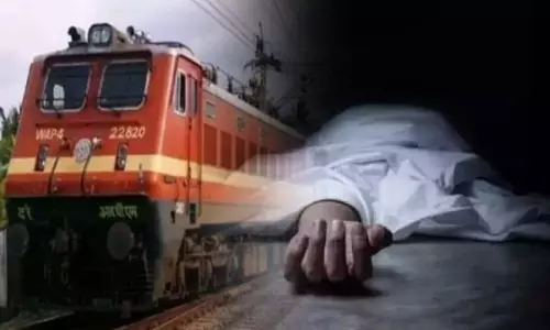 Greater Noida: रेल की चपेट में आने से दो लोगों की मौत हुई
