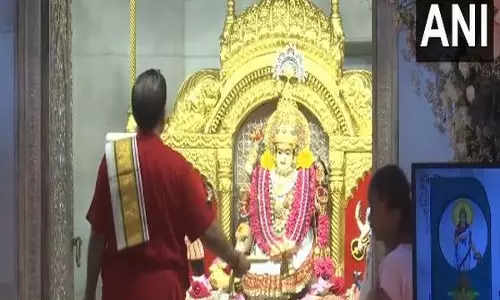 Navratri के दूसरे दिन दिल्ली के झंडेवालान माता मंदिर में आरती की गई