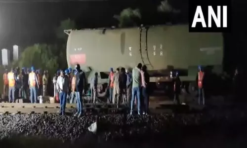 MP: मालगाड़ियों के पटरी से उतरने के स्थान पर मरम्मत का काम जारी MP: मालगाड़ियों के पटरी से उतरने के स्थान पर मरम्मत का काम जारी