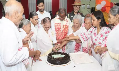 Laxman Prasad Acharya: महिलाओं के साथ मनाया अपना 70वां जन्मदिन Laxman Prasad Acharya: महिलाओं के साथ मनाया अपना 70वां जन्मदिन