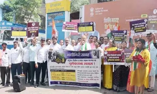 Pune: कांग्रेस ने ईंधन की कीमतों में बढ़ोतरी के खिलाफ विरोध प्रदर्शन किया