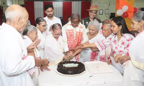 Assam के राज्यपाल ने मदर ओल्ड एज होम में मनाया जन्मदिन