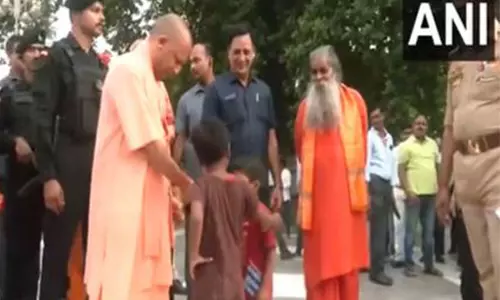 CM Yogi ने गोरखनाथ मंदिर में जनता दर्शन किया CM Yogi ने गोरखनाथ मंदिर में जनता दर्शन किया