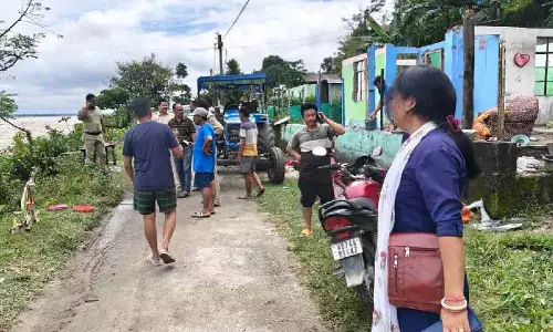 Siliguri: तीस्ता नदी से सटे गांव को खतरा, नदी में उफान के डर से परिवारों ने गांव छोड़ा