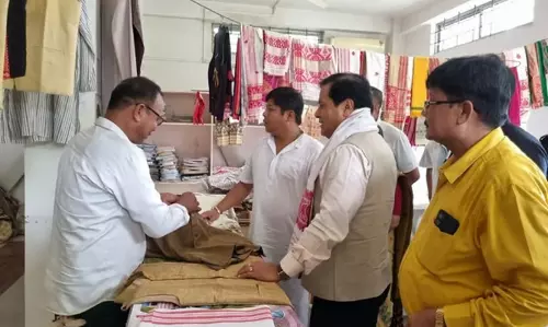 Assam : केंद्रीय मंत्री सर्बानंद सोनोवाल ने गांधी जयंती पर खादी को बढ़ावा दिया