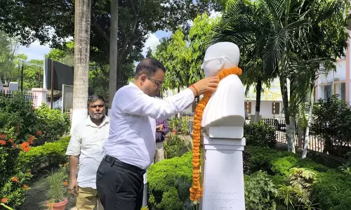 Assam : सोनितपुर जिला आयुक्त अंकुर भराली ने डीसी कार्यालय में महात्मा गांधी को पुष्पांजलि अर्पित की Assam : सोनितपुर जिला आयुक्त अंकुर भराली ने डीसी कार्यालय में महात्मा गांधी को पुष्पांजलि अर्पित की