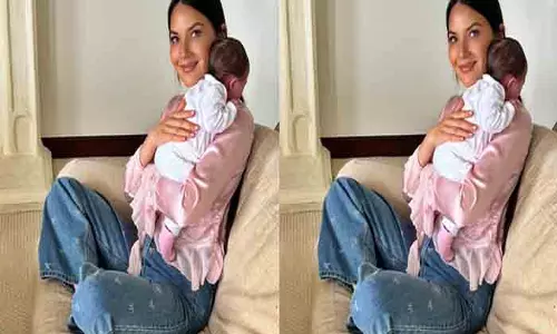 Olivia Munn ने स्तन कैंसर जागरूकता के समर्थन में नवजात शिशु के साथ अपनी तस्वीर साझा की