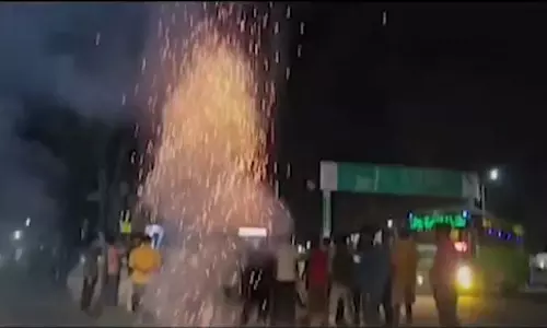 डकैतों की गिरफ्तारी के बाद फोड़े गए फटाखे डकैतों की गिरफ्तारी के बाद फोड़े गए फटाखे