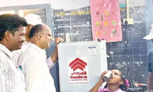 Vijayawada: हुडको ने स्कूलों में डस्टबिन और वाटर कूलर वितरित किए