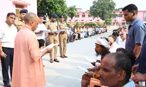 Gorakhpur: जरूरतमंद लोगों के इलाज का खर्च योगी सरकार उठाएगी