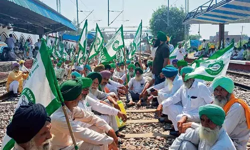 Punjab में किसानों ने रेल यातायात बाधित किया, 17 ट्रेनें प्रभावित Punjab में किसानों ने रेल यातायात बाधित किया, 17 ट्रेनें प्रभावित