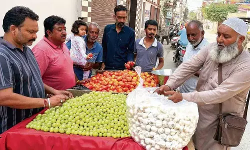 Punjab: सब्जियों की कीमतों में बढ़ोतरी से लोग परेशान Punjab: सब्जियों की कीमतों में बढ़ोतरी से लोग परेशान