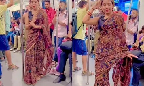 लड़की ने मेट्रो में किया जोरदार डांस, जमकर वायरल हुआ VIDEO