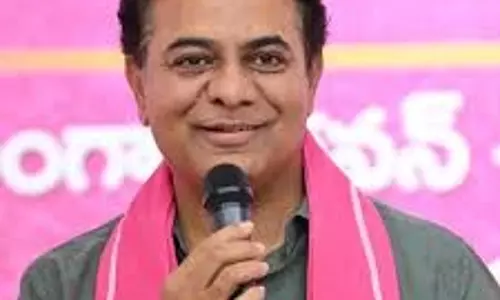 महिला कांग्रेस नेताओं ने KTR का पुतला जलाया महिला कांग्रेस नेताओं ने KTR का पुतला जलाया